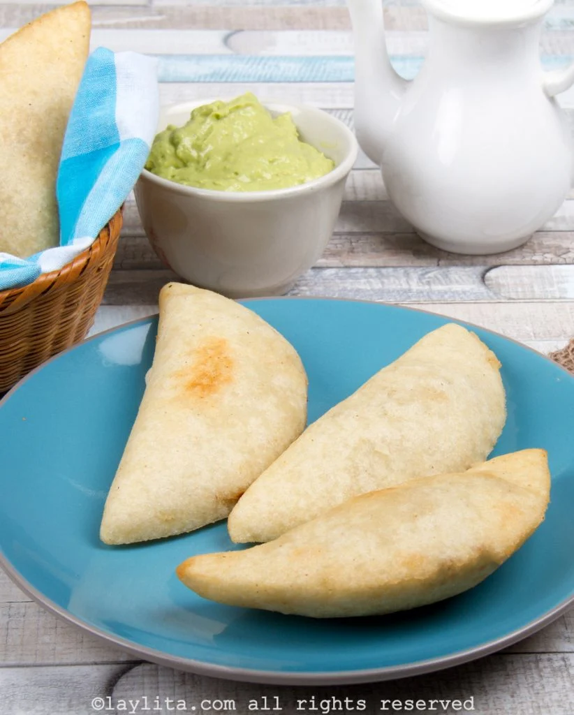 Empanadas-venezolanas-con-relleno-de-pollo-822x1024-1