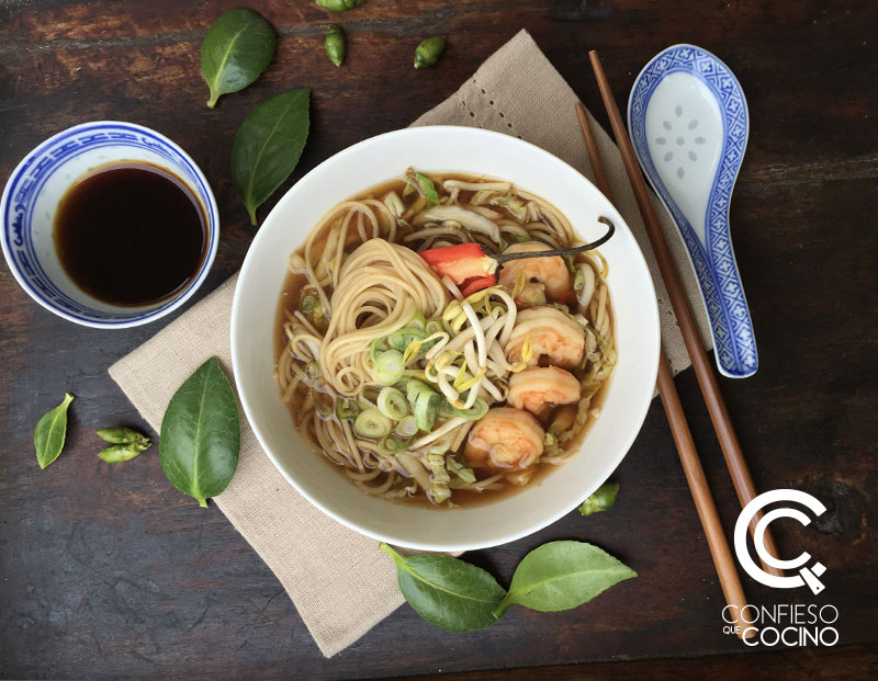 sopa-de-camarones-y-fideos-estilo-oriental-portada